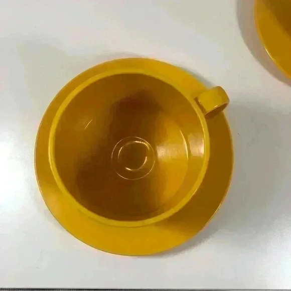 Set of 2 vintage Melamine teacups with saucers in  sunshine yellow - Picture 2 of 7